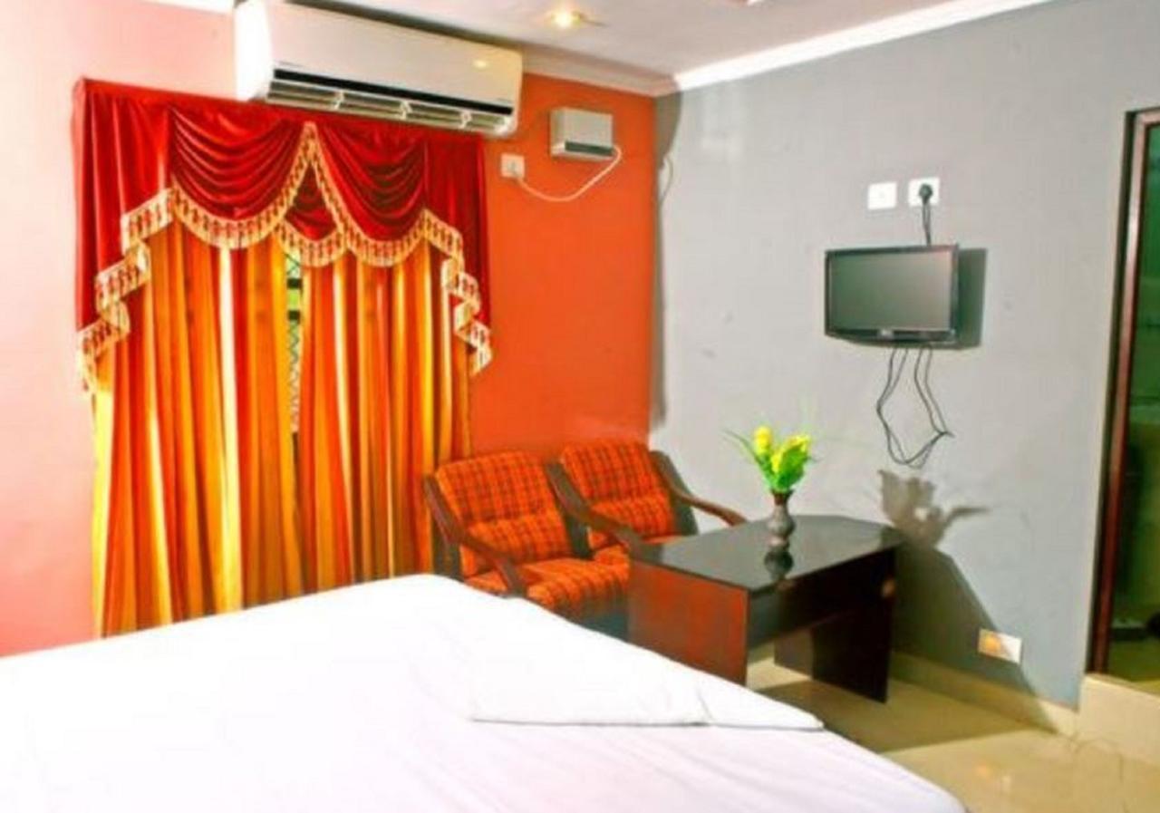 Hotel Priya Chengannur Esterno foto